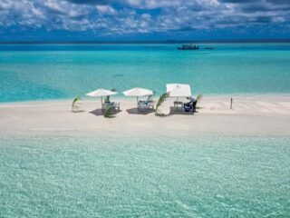 Ombrelloni per il pranzo preparati dai locati per il pranzo sull'isola di Bodhumora