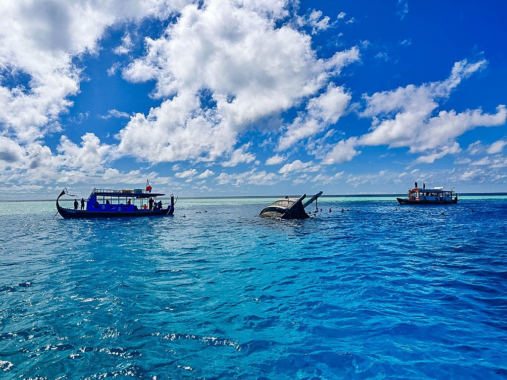 Nave semisommersa nell'atollo di Vaavu