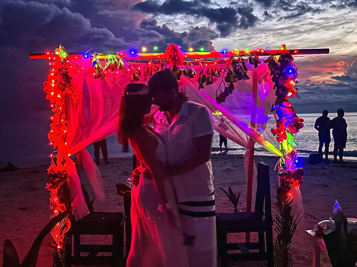 wedding in spiaggia alle maldive dopo la cerimonia di sera