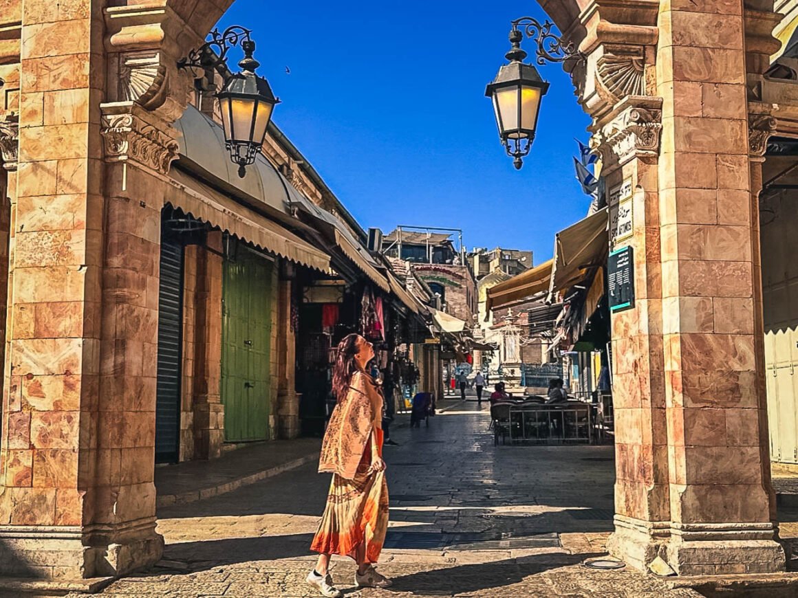 Circondata da mura antiche, la Città Vecchia include luoghi sacri come il Muro Occidentale, il santuario islamico della Cupola della Roccia e la Basilica del Santo Sepolcro, risalente al IV secolo.