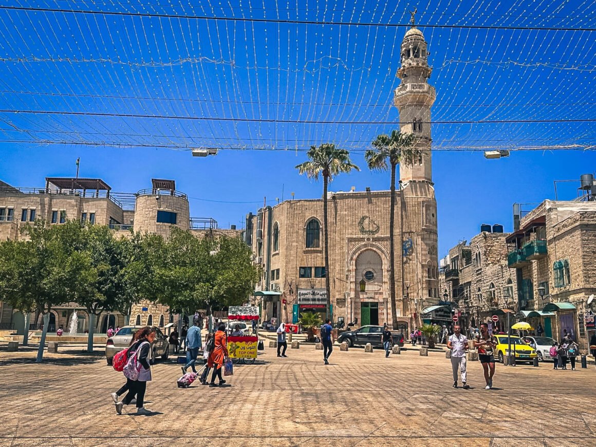 La moschea di Omar è situata di fronte al cortile meridionale della Basilica del Santo Sepolcro nel quartiere cristiano della città Vecchia di Gerusalemme.