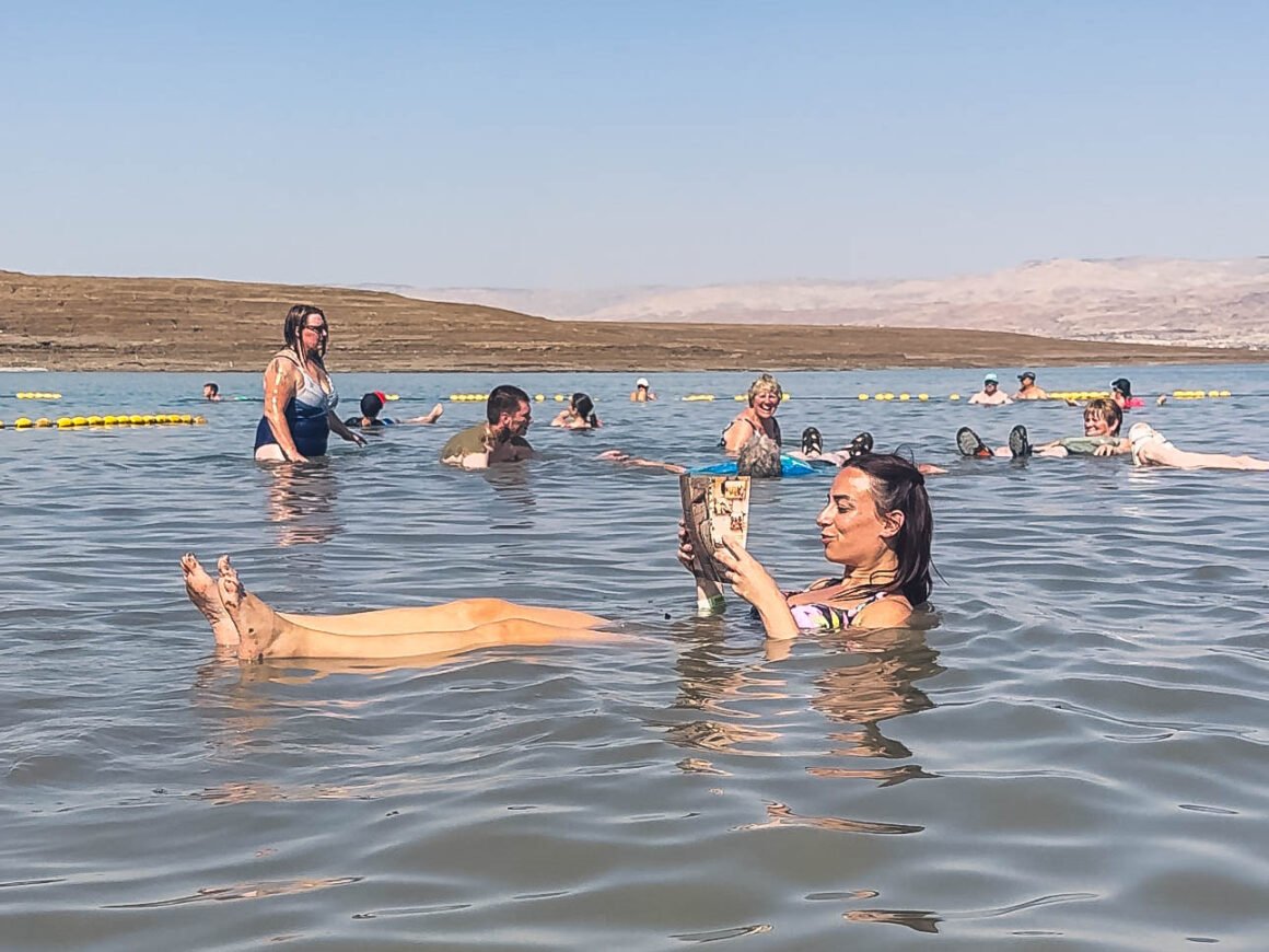 Il Mar Morto, le cui acque bagnano Israele, la Cisgiordania e la Giordania, è un lago salato le cui rive si trovano 400 m sotto il livello del mare, il punto più basso al mondo sulla terraferma.