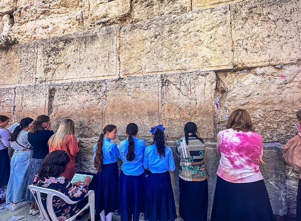 ll Muro del Pianto o Muro Occidentale è l'unico reperto rimasto del Secondo Tempio di Gerusalemme (516 aC-70 dC). Completato da Erode il Grande, questo tempio era un luogo sacro per il giudaismo duemila anni fa, e il suo le vestigia continuano ad esserlo ancora oggi.