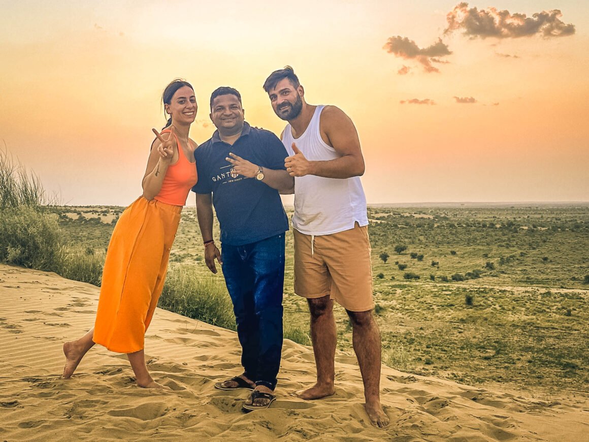 noi e Jitu driver per il nostro viaggio in India