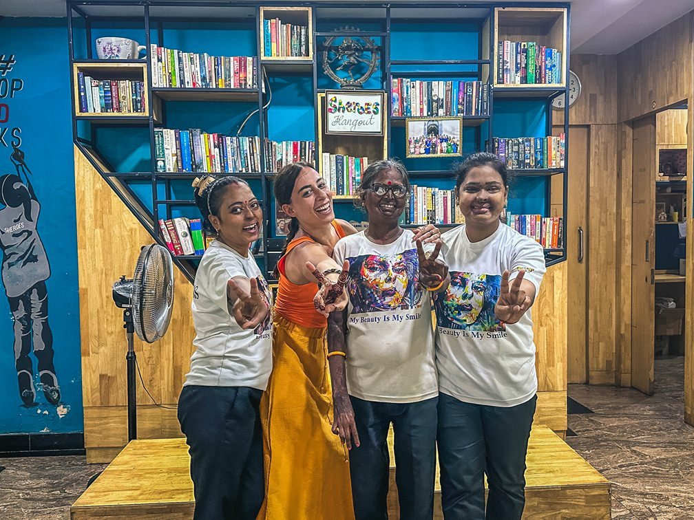 ragazze che lavorano all'interno dello sheroes cafè di Agra