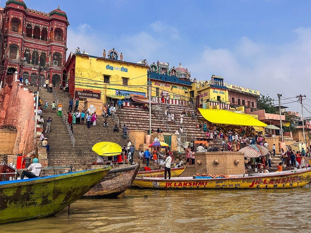 Vista dei ghat dalle barche di varanasi nel nostro tour dell'india in 15 giorni