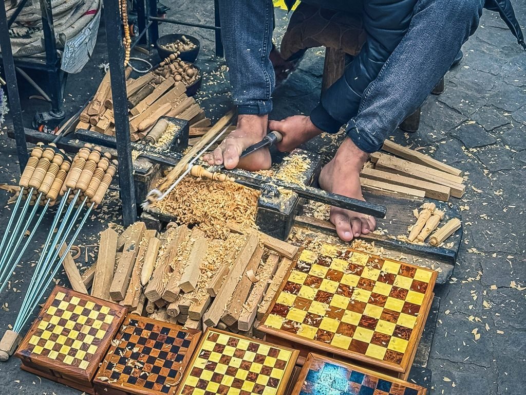 Artigiano a lavoro nel cuore della medina di Marrakech