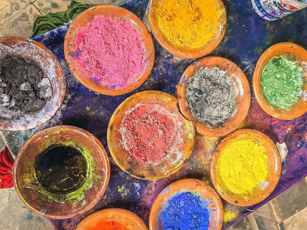 Tinture colorate nella medina di Marrakech