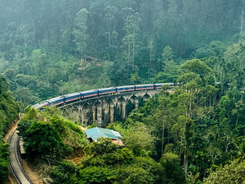 Treno panoramico sul ponte dei nove archi a Ella, Sri Lanka