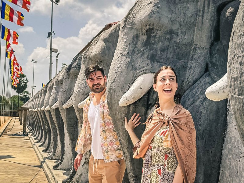 Facciata esterna del complesso sacro di Anuradhapura , imperdibile in Sri Lanka