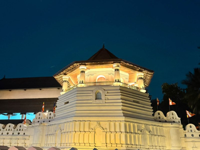 Facciata esterna del tempio del sacro dente di Buddha