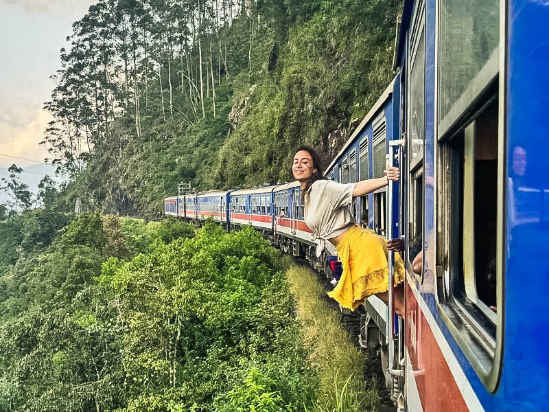 Treno panoramico con porte dei vagoni aperte