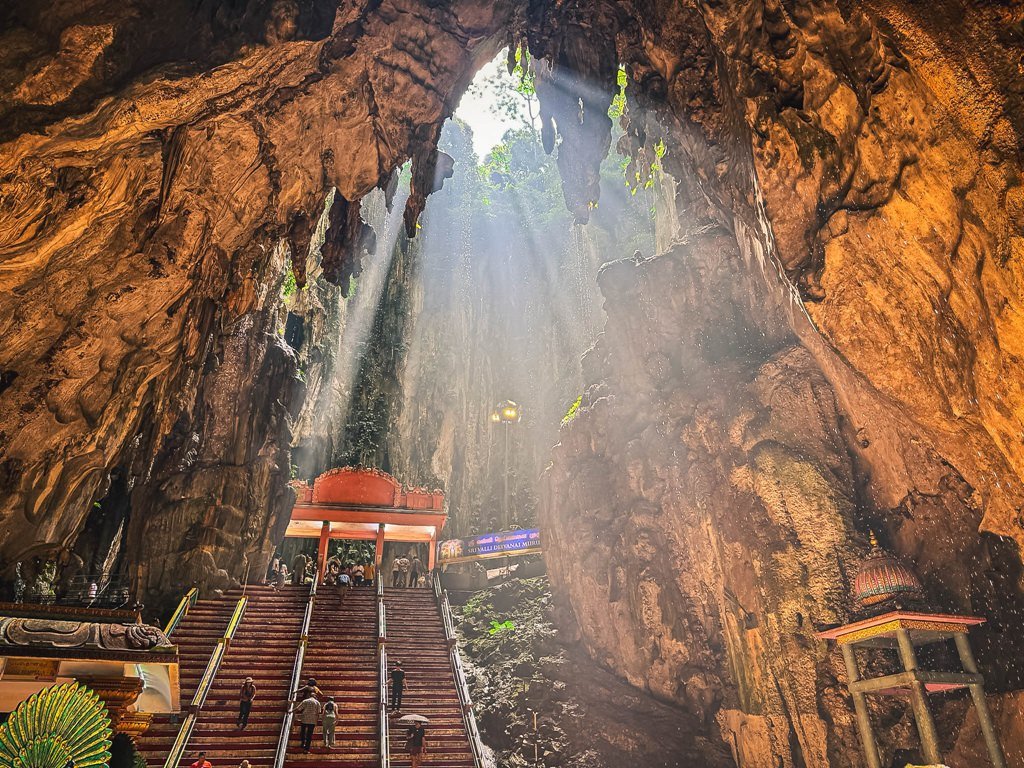 Temple Cave dedicato a Lord Murugan, il dio indù della guerra, fa parte del complesso delle Batu Caves