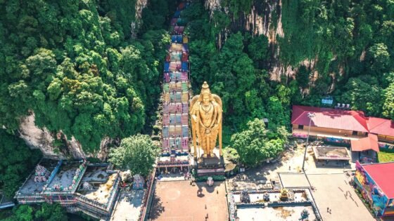 Chiamata anche Cathedral Cave, la Temple Cave è dedicata a Lord Murugan, il dio indù della guerra. A guardia del suo ingresso c'è una maestosa e magnifica statua dorata di Lord Murugan alta 42,7 metri, che è anche la statua di Lord Murugan più alta al mondo.