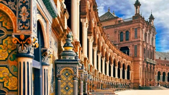 La Plaza de España di Siviglia è una piazza, costruita seguendo lo stile dell'architettura regionalista, situata all'interno del Parco di María Luisa