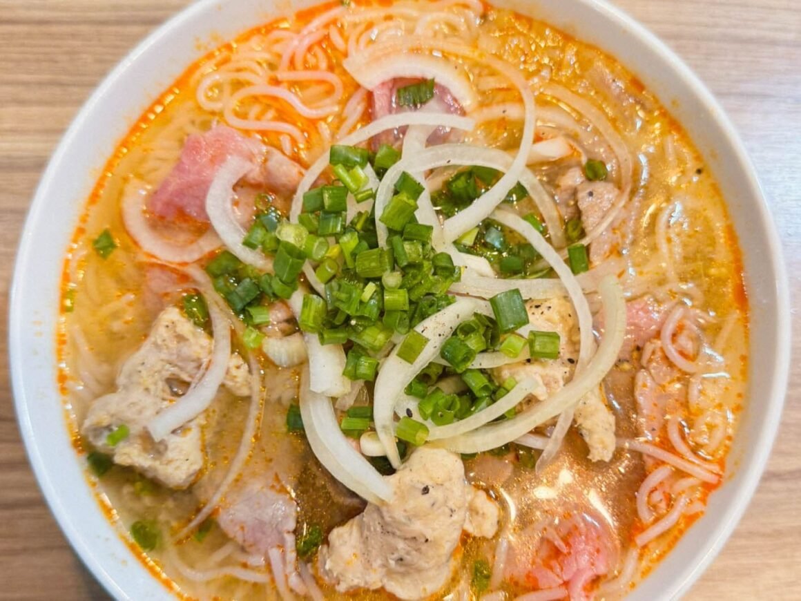 Il phở è una zuppa vietnamita preparata con pasta lunga a base piatta e con carne di manzo (phở bò) o di pollo (phở gà). Si utilizza pasta di riso ed è generalmente servita con basilico thai, lime e germogli di soia che vengono aggiunti al tavolo.Considerato uno dei piatti nazionali del Vietnam.