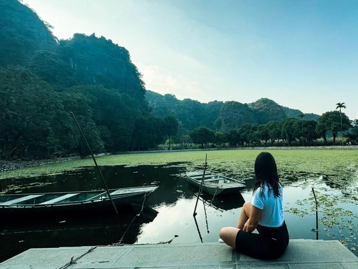 Il Tempio Bich Dong in Ninh Binh è un luogo molto bello e tranquillo. I paesaggi circostanti sono pittoreschi con montagne di calcare e campi verdi.