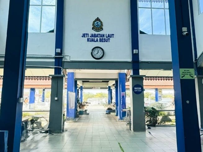 Le isole Perhentian non hanno aeroporto e sono raggiungibili solo ed unicamente in barca, il porto più vicino a Perhentian è Kuala Besut