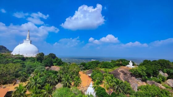 Mihintale è un picco di montagna vicino a Anurādhapura nello Sri Lanka. Si ritiene che lo Sri Lanka sia il luogo di un incontro tra il monaco buddista Mahinda e il re Devanampiyatissa che ha inaugurato la presenza del buddismo nello Sri Lanka.