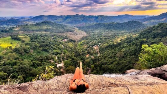 Diyaluma Waterfall è la seconda cascata più alta del paese e una delle più accessibili.Per arrivare alla cascata ci sono tre percorsi, ma il più popolare è il sentiero Uda Diyaluma.