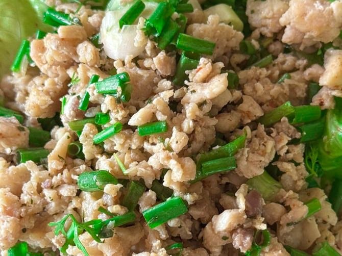 insalata a base di carne tritata (di pollo, maiale o manzo), aromatizzata con lime, salsa di pesce, menta fresca, cipolla, peperoncino e riso tostato macinato