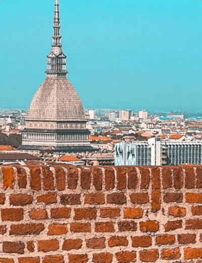 Fascino, storia e architettura sono le parole chiave per descrivere il Monte dei Cappuccini, che sorge sulla riva destra del fiume Po a pochi passi dal Ponte Vittorio Emanuele I che è una porta per la bellissima Piazza Vittorio Veneto.