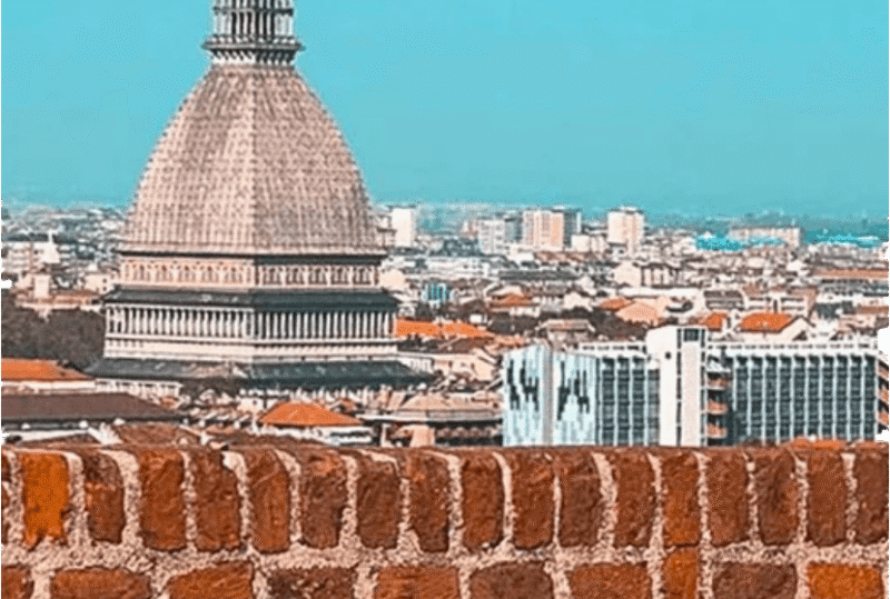 Fascino, storia e architettura sono le parole chiave per descrivere il Monte dei Cappuccini, che sorge sulla riva destra del fiume Po a pochi passi dal Ponte Vittorio Emanuele I che è una porta per la bellissima Piazza Vittorio Veneto.