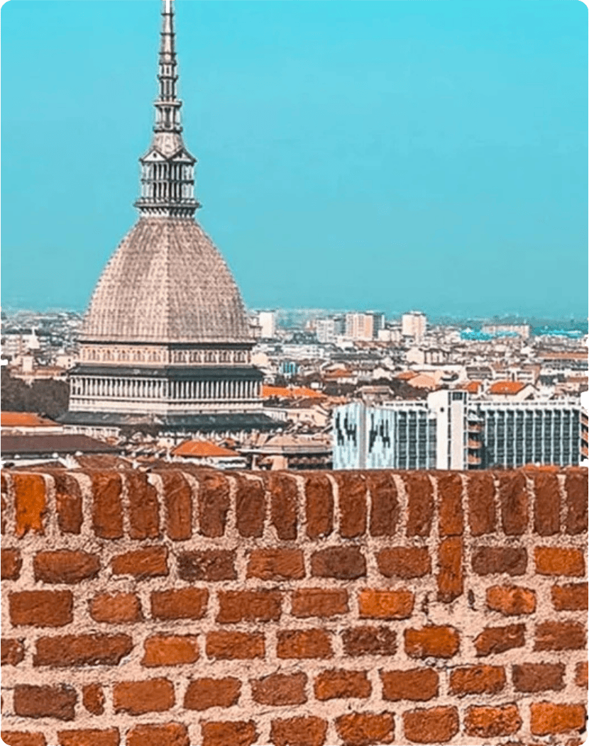 Fascino, storia e architettura sono le parole chiave per descrivere il Monte dei Cappuccini, che sorge sulla riva destra del fiume Po a pochi passi dal Ponte Vittorio Emanuele I che è una porta per la bellissima Piazza Vittorio Veneto.