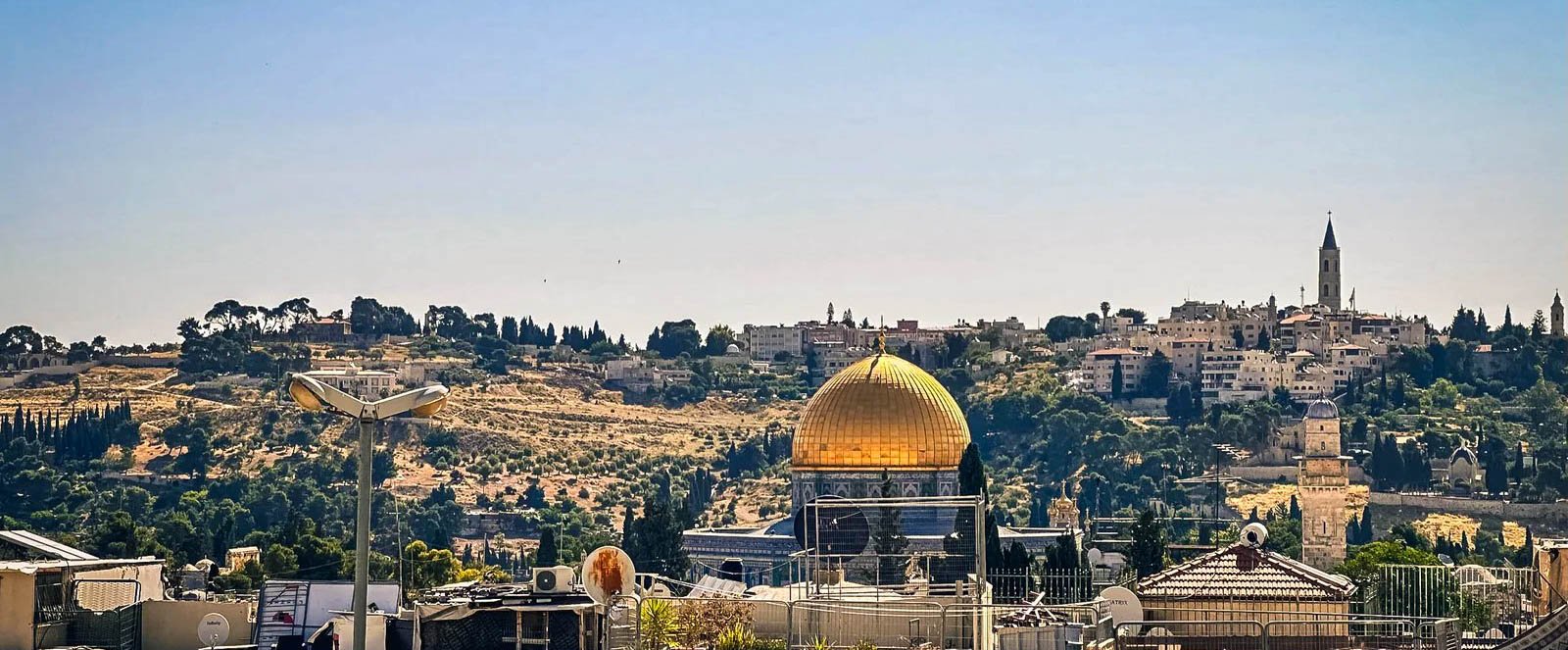 Dome of the rock, chiamata talora impropriamente Moschea della Roccia, è un santuario islamico edificato su un sito, utilizzato e considerato sacro in tempi antecedenti alla formazione delle tre maggiori religioni monoteistiche, noto come "Spianata delle Moschee" dai musulmani e "Monte del Tempio" dagli ebrei.