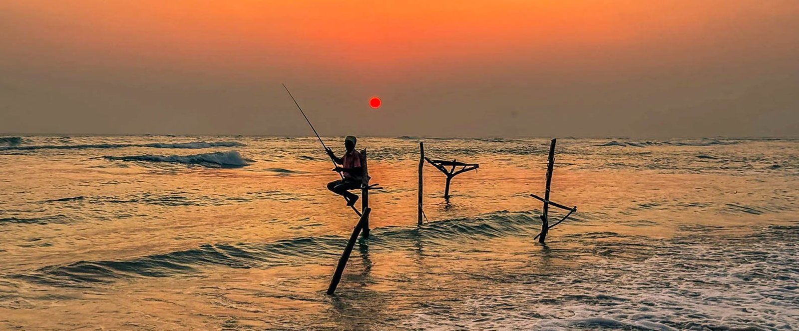 Stilt Fishermen ,come la maggior parte delle tradizioni, la pesca sui trampoli nello Sri Lanka è nata per necessità