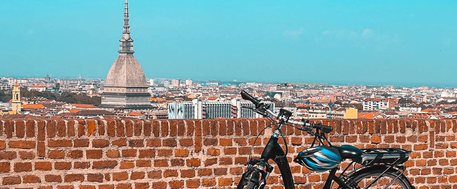 Fascino, storia e architettura sono le parole chiave per descrivere il Monte dei Cappuccini, che sorge sulla riva destra del fiume Po a pochi passi dal Ponte Vittorio Emanuele I che è una porta per la bellissima Piazza Vittorio Veneto.
