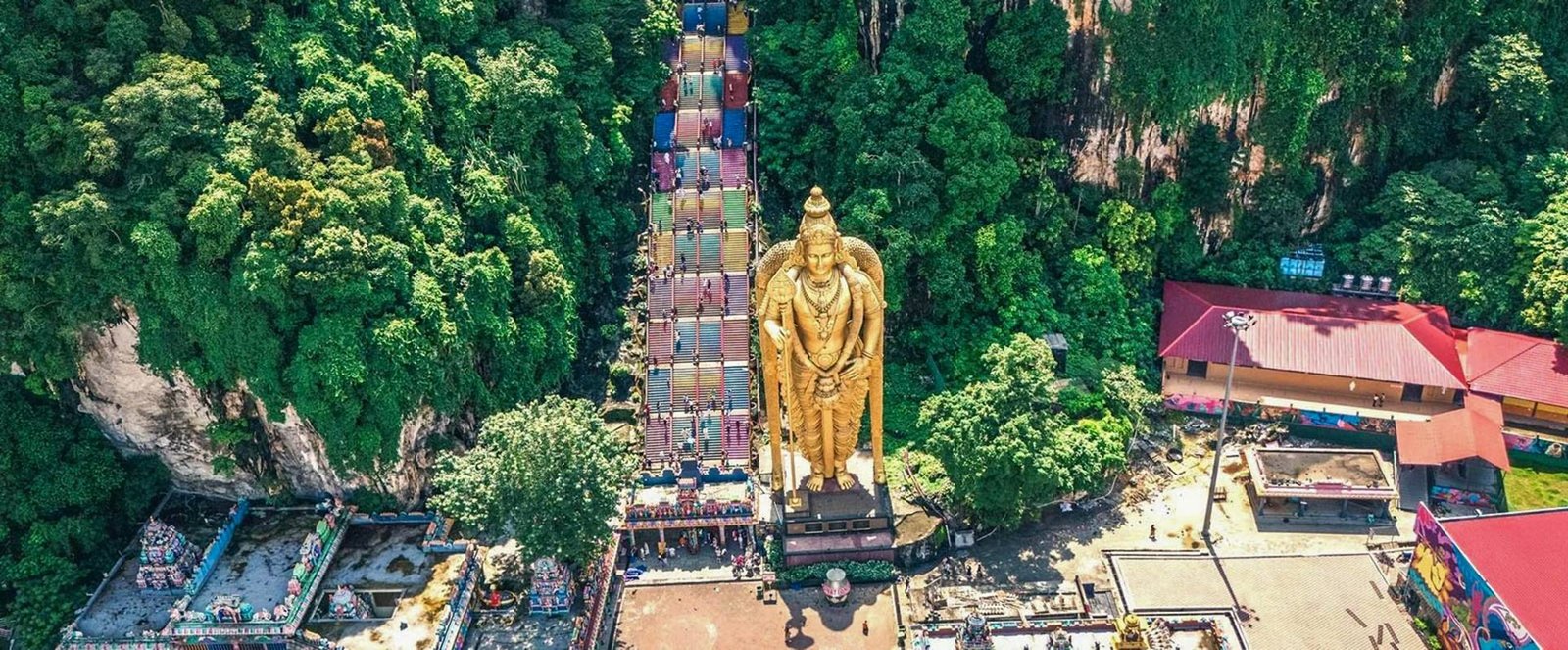 Chiamata anche Cathedral Cave, la Temple Cave è dedicata a Lord Murugan, il dio indù della guerra. A guardia del suo ingresso c'è una maestosa e magnifica statua dorata di Lord Murugan alta 42,7 metri, che è anche la statua di Lord Murugan più alta al mondo.