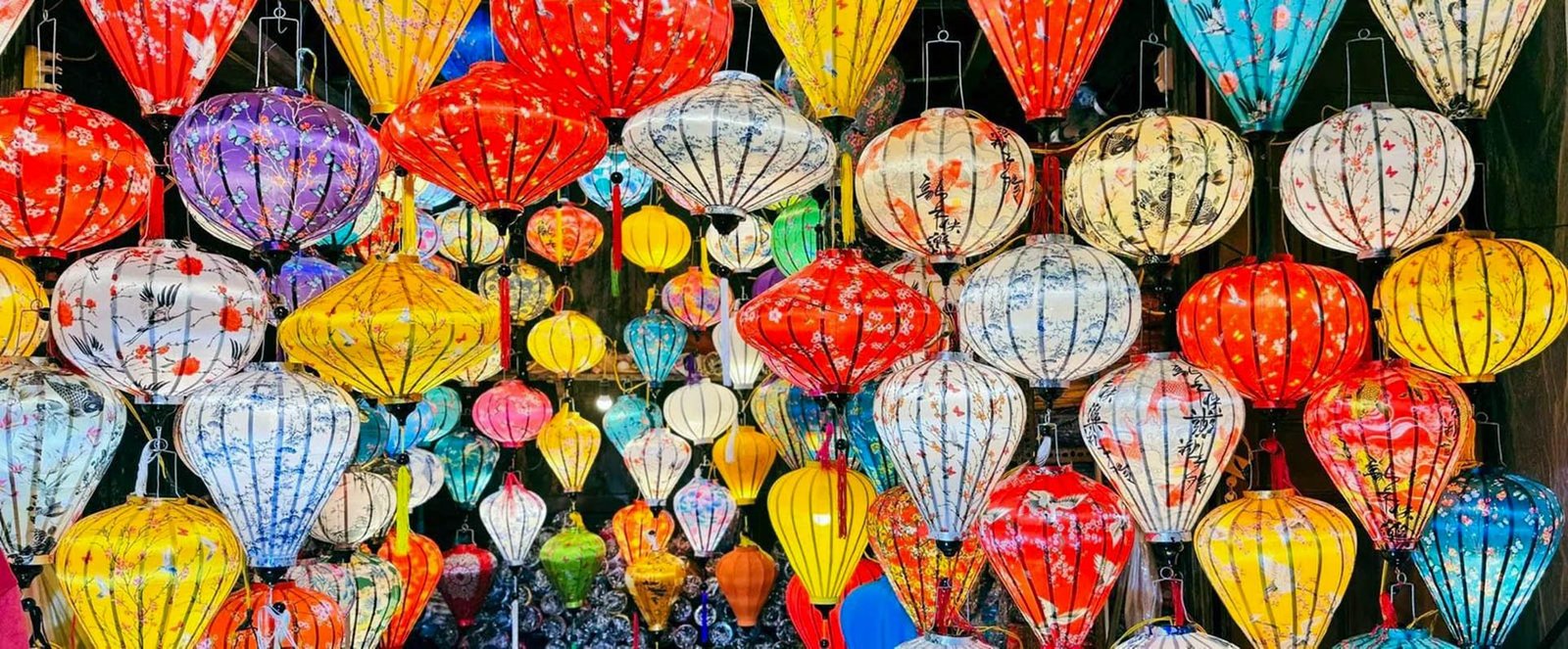 Le lanterne di Hoi An si distinguono per la loro varietà di forme e colori.