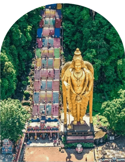 Chiamata anche Cathedral Cave, la Temple Cave è dedicata a Lord Murugan, il dio indù della guerra. A guardia del suo ingresso c'è una maestosa e magnifica statua dorata di Lord Murugan alta 42,7 metri, che è anche la statua di Lord Murugan più alta al mondo.