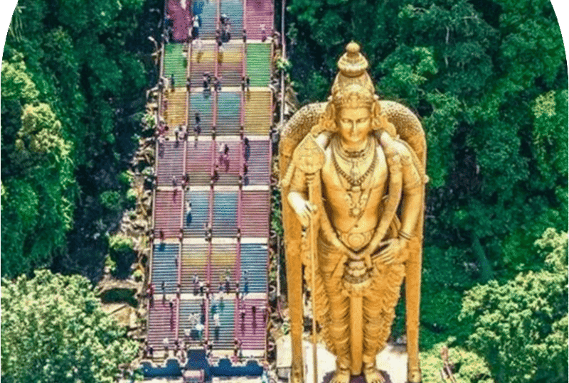 Chiamata anche Cathedral Cave, la Temple Cave è dedicata a Lord Murugan, il dio indù della guerra. A guardia del suo ingresso c'è una maestosa e magnifica statua dorata di Lord Murugan alta 42,7 metri, che è anche la statua di Lord Murugan più alta al mondo.