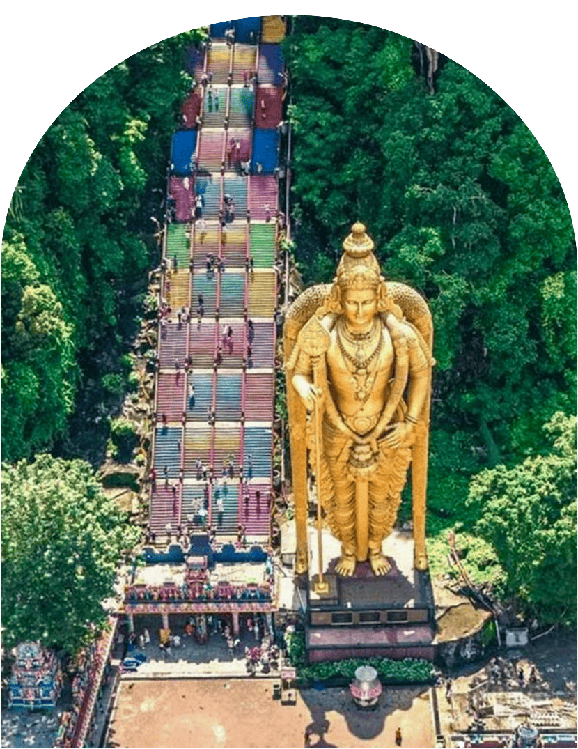 Chiamata anche Cathedral Cave, la Temple Cave è dedicata a Lord Murugan, il dio indù della guerra. A guardia del suo ingresso c'è una maestosa e magnifica statua dorata di Lord Murugan alta 42,7 metri, che è anche la statua di Lord Murugan più alta al mondo.