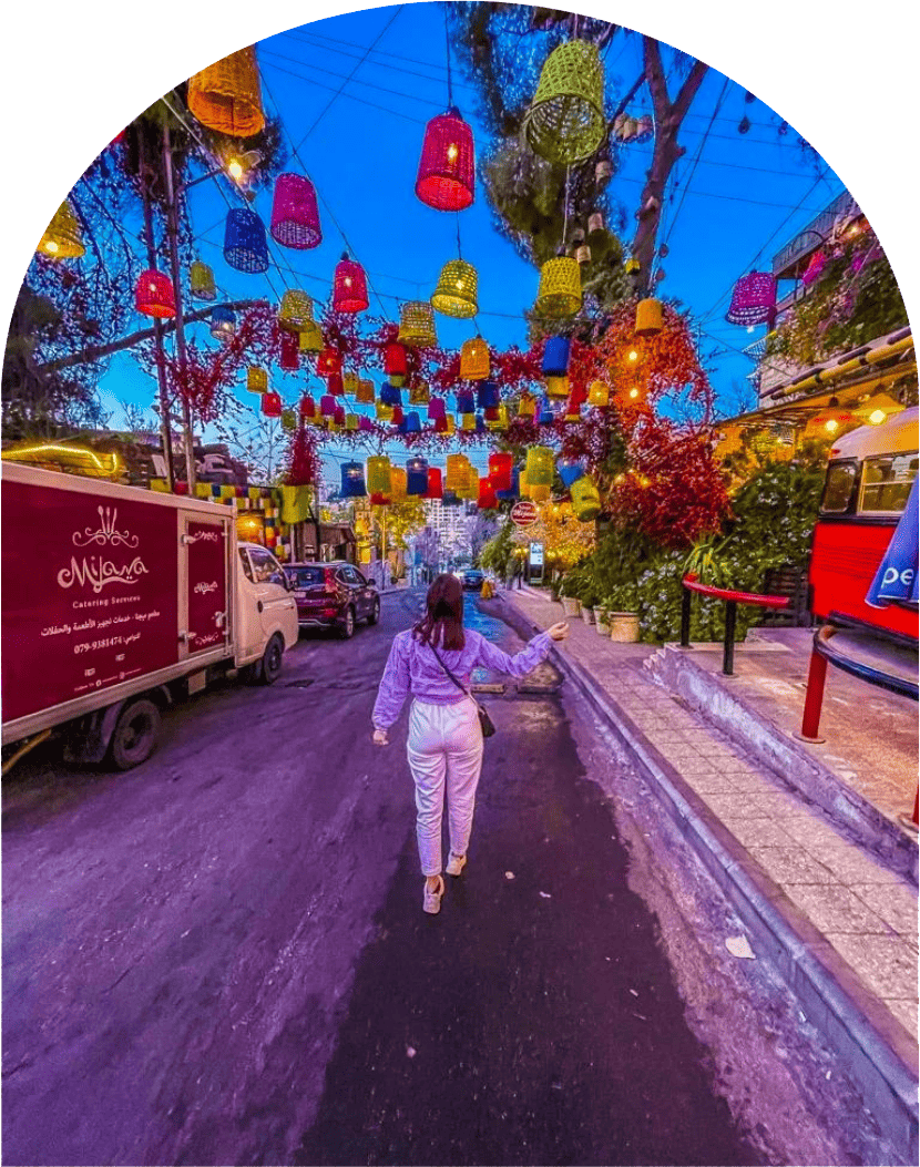 Strada famosa di Amman prende il nome di rainbow-street per i suoi colori