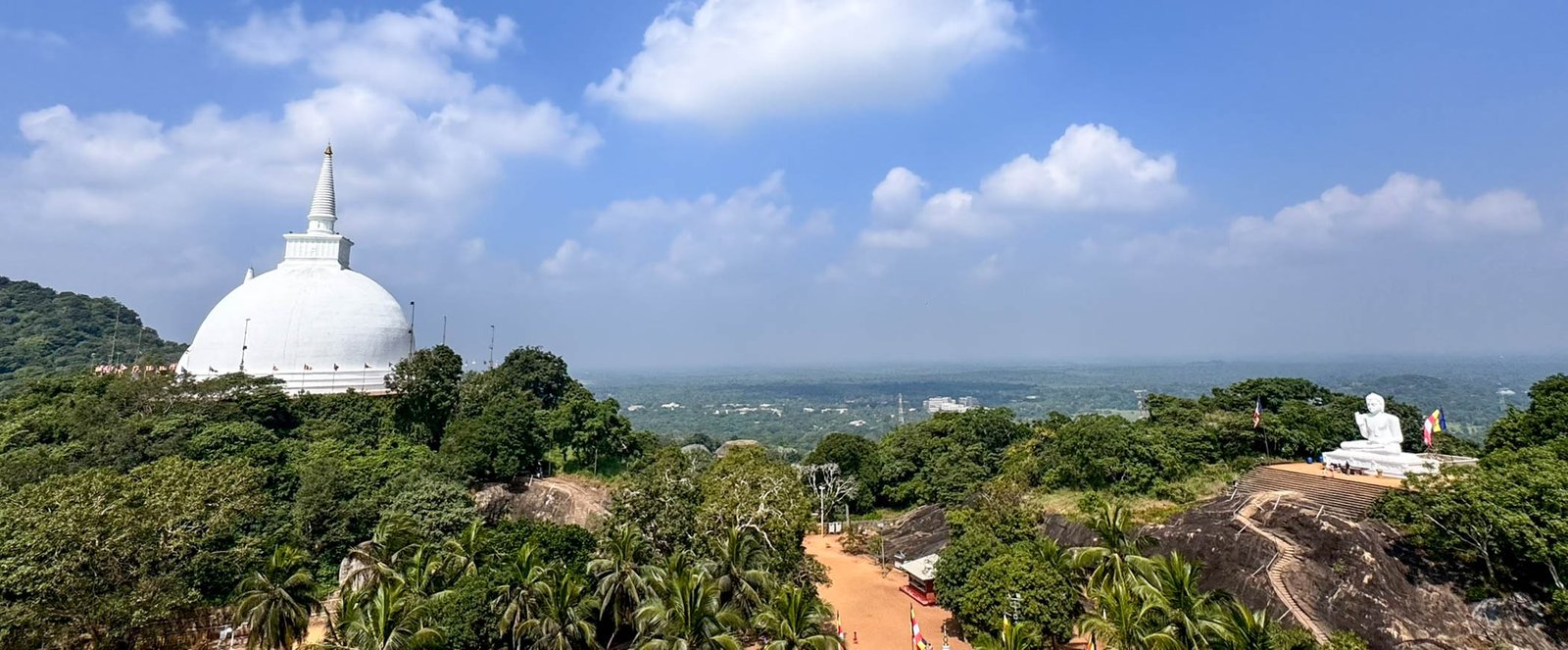 Mihintale è un picco di montagna vicino a Anurādhapura nello Sri Lanka. Si ritiene che lo Sri Lanka sia il luogo di un incontro tra il monaco buddista Mahinda e il re Devanampiyatissa che ha inaugurato la presenza del buddismo nello Sri Lanka.