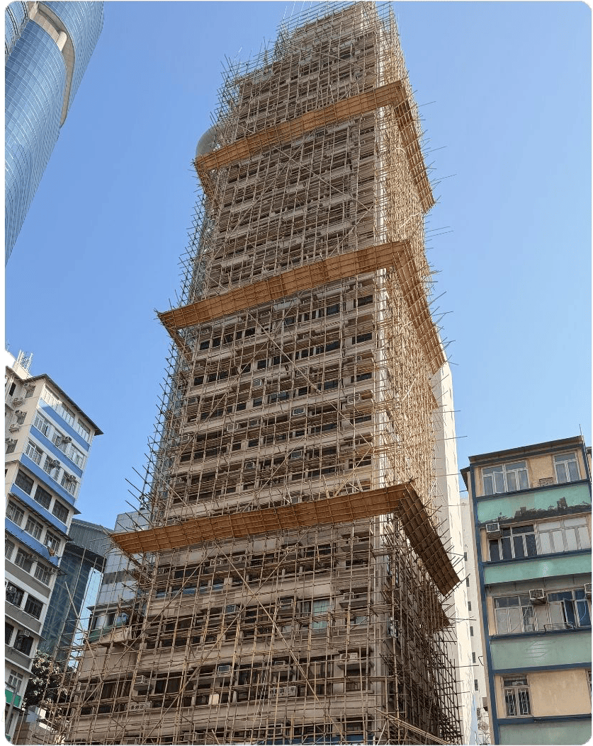 Kowloon è la zona che ti fa capire davvero come vive Hong Kong, tra caos, luci e vita quotidiana. Questa zona di Hong Kong infatti, detiene il record di densità abitativa.