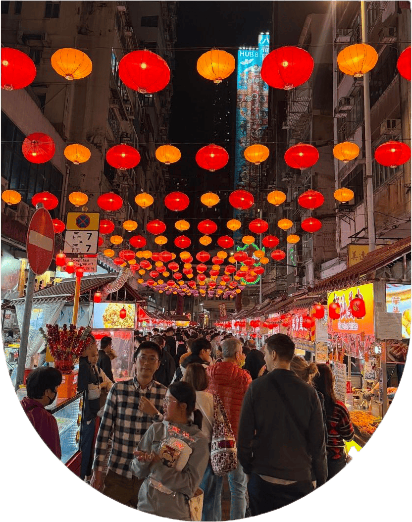 Kowloon è la zona che ti fa capire davvero come vive Hong Kong, tra caos, luci e vita quotidiana. Questa zona di Hong Kong infatti, detiene il record di densità abitativa.
