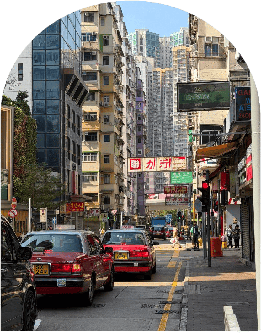 Kowloon è la zona che ti fa capire davvero come vive Hong Kong, tra caos, luci e vita quotidiana. Questa zona di Hong Kong infatti, detiene il record di densità abitativa.