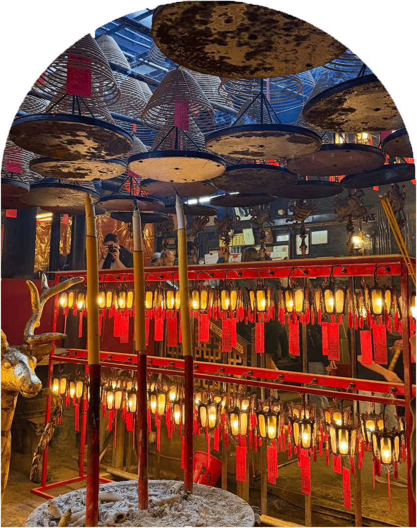Man Mo Temple: uno dei templi più antichi, famoso per le spirali di incenso appese al soffitto.